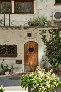 复古木门庭院一角