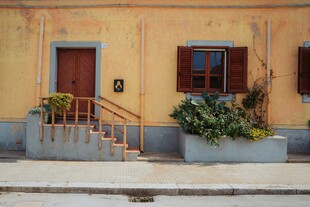 黄色小屋的温馨户外景致