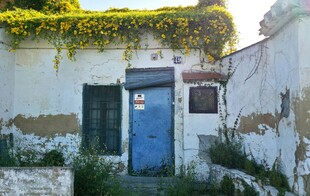 老旧墙面的蓝色门