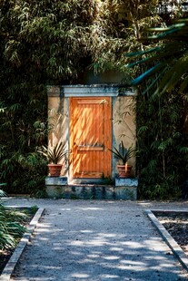 庭院中的橙色木门景观