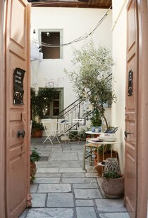 古朴庭院门内景致