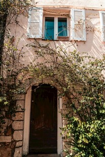 石砌小屋的绿植环绕入口