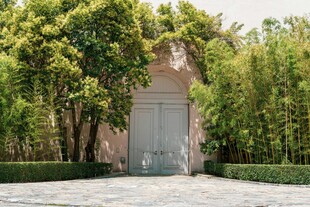 庭院绿植环绕的古朴大门