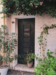 绿植环绕的古朴房门