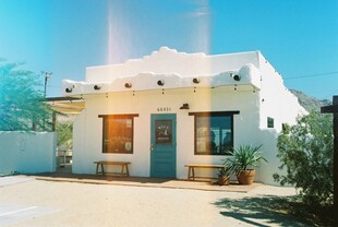 简约白色小屋外观