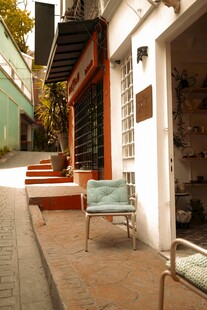 街边精致小店外的休闲一角