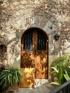 古朴石墙中的木质拱形门