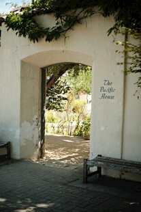 拱形门洞下的户外景致