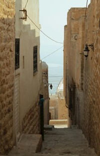 狭窄小巷通向远方海景