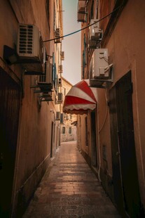 狭窄小巷中的红白警示标志