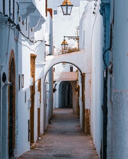蓝白小巷的静谧风情