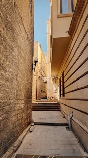 狭窄巷道中的光影景致