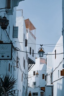 白色小巷中的电线与建筑