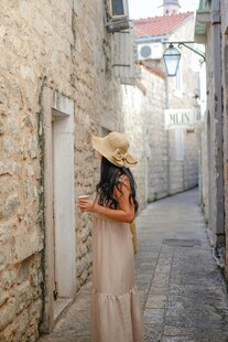 小巷中漫步的优雅女子