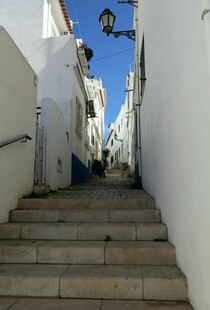 狭窄小巷中的石阶通道