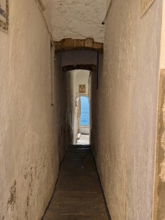 破旧走廊尽头的一线天光