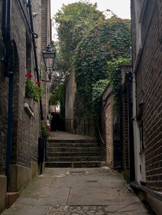 古朴小巷中的静谧石阶