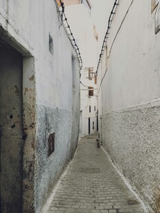 狭窄小巷的静谧景象