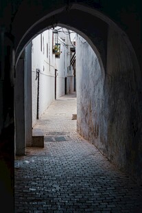 古老石拱下的静谧小巷