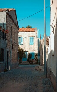 宁静小巷中的古朴建筑