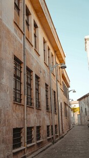 古老街道旁的斑驳建筑