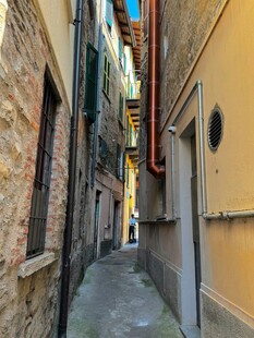 狭窄小巷中的古朴建筑