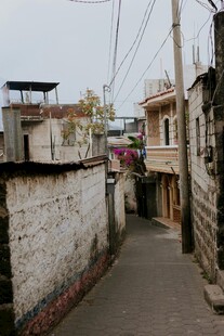 狭窄小巷中的老旧居民建筑