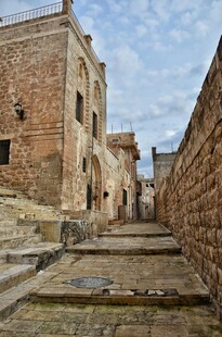 古老街巷中的砖石建筑