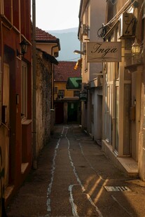 狭窄小巷的静谧街景