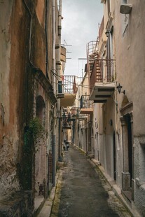 古老狭窄的欧洲小巷