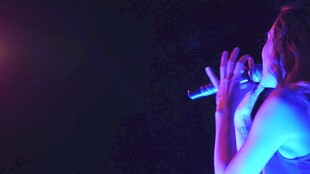 舞台上的歌手倾情演唱