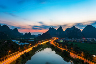 漓江畔黄昏美景
