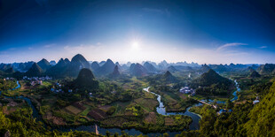 山间晨曦美景