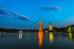 湖畔夜景中的璀璨塔楼