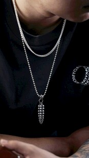 个性男士项链配饰展示