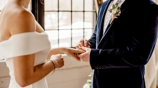 新人婚礼上手部亲密互动