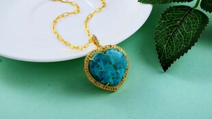 蓝松石金项链饰品展示