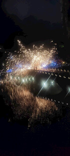 夜空中绚烂绽放的烟花