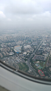 高空俯瞰城市与公路景观 