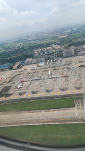 俯瞰城市空旷停机坪