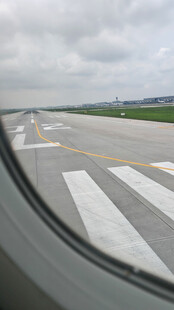 机内视角看机场跑道
