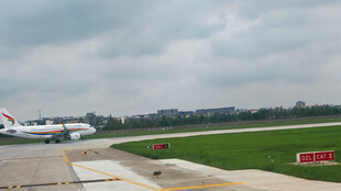 机场跑道上的飞机