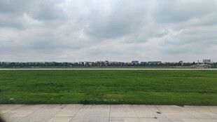 广阔机场草坪与阴沉天空景象