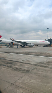 机场停机坪上的飞机