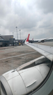 机场停机坪上的飞机机翼