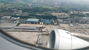 机窗视角下的机场景象