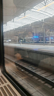 火车窗外的铁轨与站台