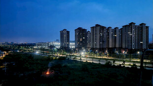 夜幕下的城市高楼景观