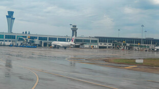 机场停机坪与航站楼景观