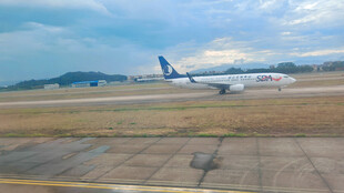 机场跑道上的大型客机